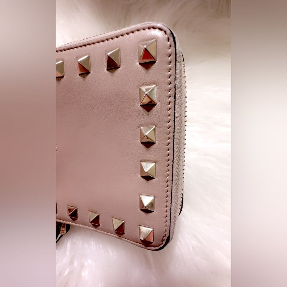 VALENTINO GARAVANI
Rockstud Accents Leather Compact Wallet 4.5” x 4” Approxi….. - Picture 11 of 14